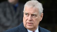 El expríncipe Andrés está involucrado en la causa Epstein y la sociedad británica exige investigación. El expríncipe Andrés está involucrado en la causa Epstein y la sociedad británica exige investigación.