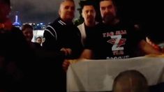 Polémica: el padre de Novak Djokovic se mostró con una bandera a favor de Vladimir Putin. Polémica: el padre de Novak Djokovic se mostró con una bandera a favor de Vladimir Putin.