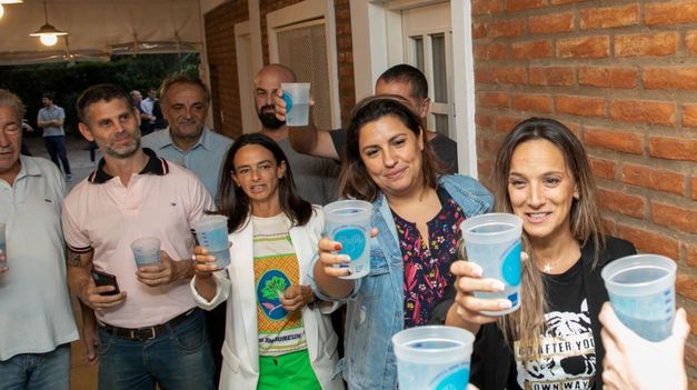 La titular de AySA celebró con los vecinos la finalización de la red de agua potable.
