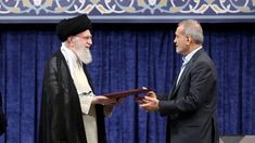 Ali Khamenei junto al presidente iraní Masoud Pezeshkian Ali Khamenei junto al presidente iraní Masoud Pezeshkian