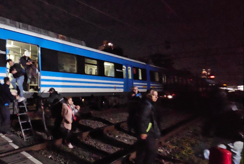 Evacuan pasajeros del tren Roca por un accidente en Lomas de Zamora