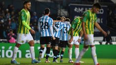 Los jugadores de Racing celebraron el gran triunfo. Los jugadores de Racing celebraron el gran triunfo.