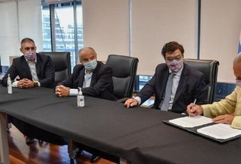 Armando Cavalieri junto a las autoridades de las cámaras empresariales.