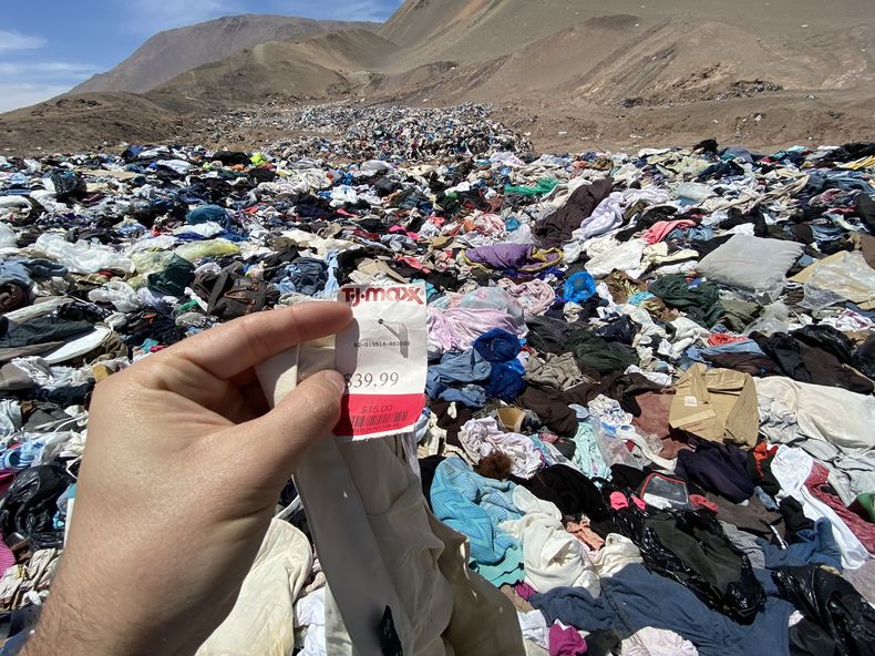 El enorme basural de ropa sin usar en el desierto de Atacama que