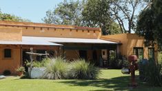 La escapada cerca de Buenos Aires a un pueblo que tiene una hermosa casa de campo y ofrece cabalgatas. La escapada cerca de Buenos Aires a un pueblo que tiene una hermosa casa de campo y ofrece cabalgatas.