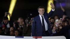 Con la Torre Eiffeld de fondo, el presidente de Francia habló ante una multitud.