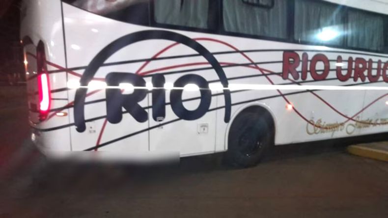 El cuerpo quedó enganchado en la parte trasera del micro.