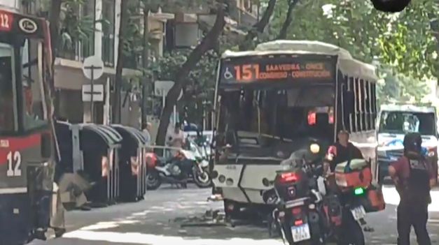 La unidad de la línea 151 chocó contra otra de la línea 12.