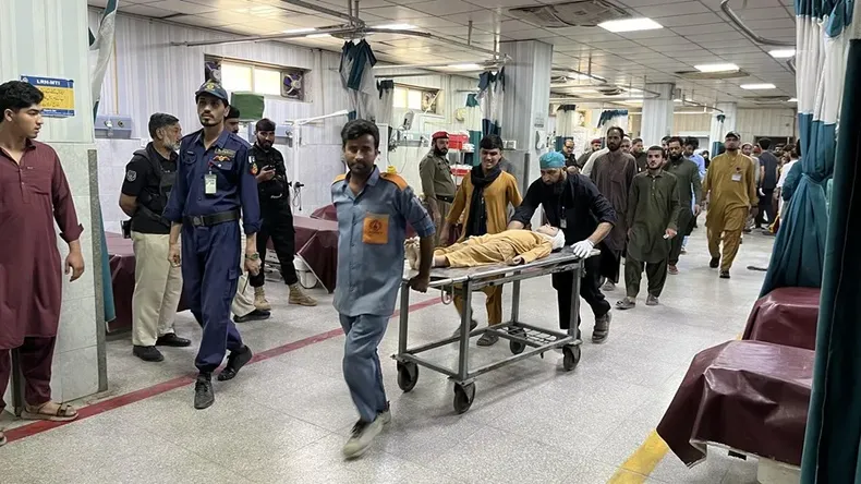 Se derrumb&oacute; el techo de una escuela en Pakist&aacute;n: al menos 32 alumnos muertos y 45 heridos