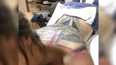 Marianela Mirra se hizo un enorme tatuaje en su espalda. Marianela Mirra se hizo un enorme tatuaje en su espalda.
