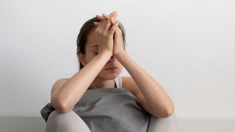 Las técnicas de respiración y meditación resultan especialmente efectivas para quienes sufren de insomnio, ya que facilitan la recuperación del sueño y mejoran la calidad de vida.