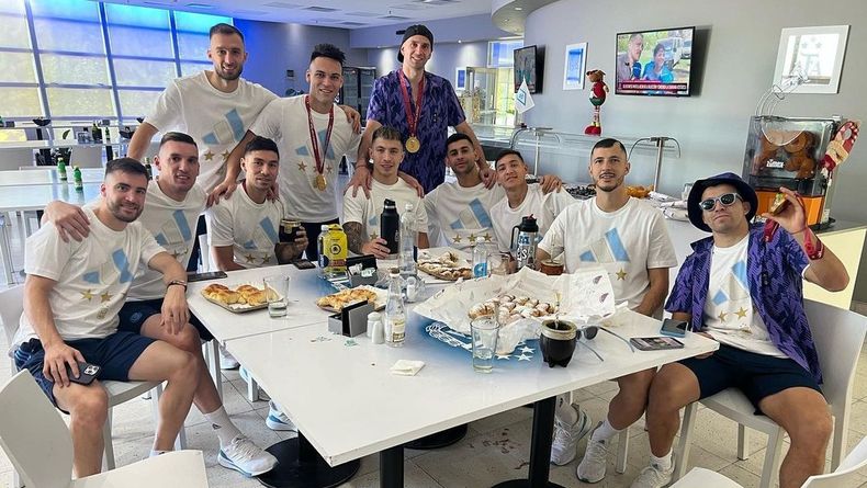 Los jugadores desayunan en el predio de Ezeiza.&nbsp;