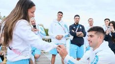 Pablo Simonet sorprendió a Pilar Campoy con una propuesta de casamiento en la Villa Olímpica de París. Pablo Simonet sorprendió a Pilar Campoy con una propuesta de casamiento en la Villa Olímpica de París.