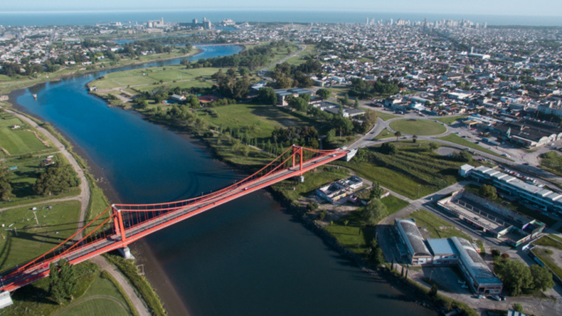 El Puente Colgante Hipólito Yrigoyen es un ícono turístico que conecta Necochea y Quequén
