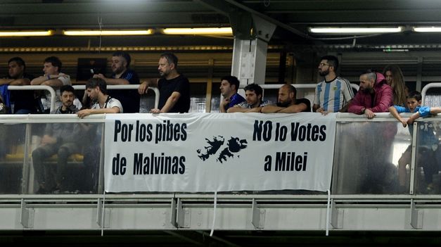 No lo votes a Milei: el pedido en una bandera en el partido entre la Selección y Uruguay.