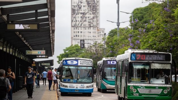 Las empresas de colectivos amenazaron con un lockout si no se regularizan las deudas de subsidios y se modifica la política de transporte del Gobierno.
