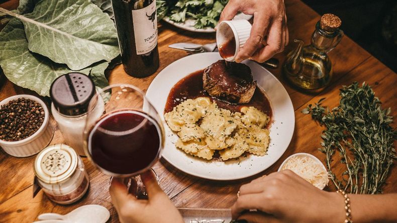 El vino tinto potencia el sabor de la carne, generando una experiencia más profunda y placentera al paladar.