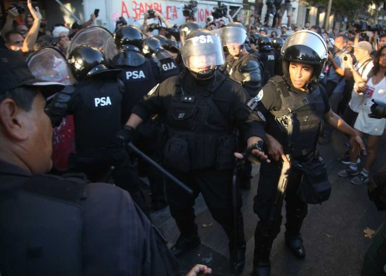 La Polic A Desat Otra Brutal Represi N Contra Manifestantes Frente Al Congreso