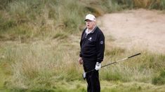 Trum jugando al golf en escocia. Trum jugando al golf en escocia.