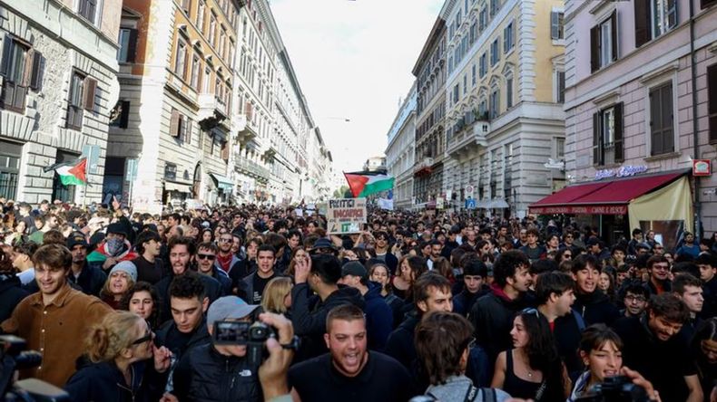 Estudiantes y trabajadores salieron por miles este viernes a las calles en toda Italia.