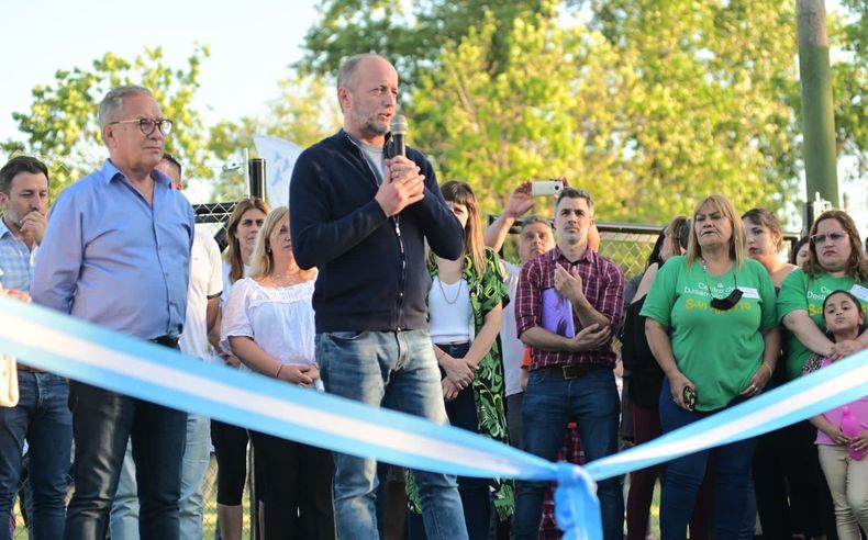 Martín Insaurralde junto al intendente de Ituzaingó Alberto Descalzo.