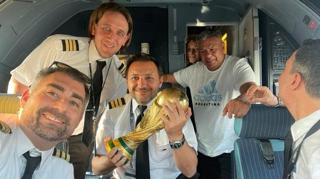 Toda la intimidad de la Selección argentina junto a la Copa del Mundo en el viaje de regreso&nbsp;