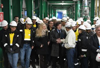 Javier y Karina Milei con trabajadores mineros.&nbsp;