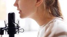 Combinar descanso vocal, cuidados médicos adecuados y soluciones naturales permite recuperar la voz de forma más rápida y efectiva