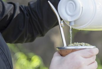 Hay pasos recomendados para cebar el mate perfecto.