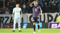 El uruguayo Santos metió un doblete ante Racing. El uruguayo Santos metió un doblete ante Racing.