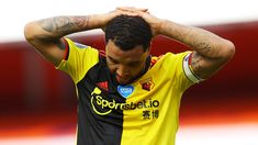 El futbolista se arrepiente de haber malgastado el dinero. El futbolista se arrepiente de haber malgastado el dinero.