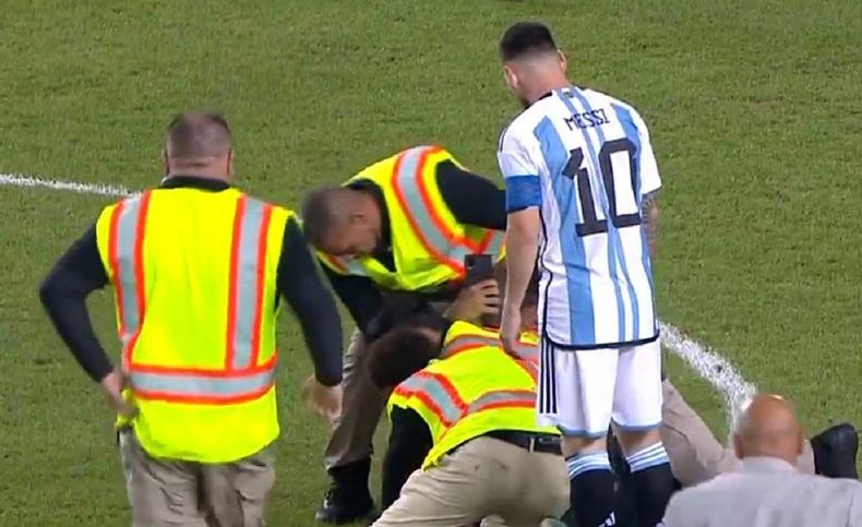 Messi observa cómo la seguridad lo protegió.