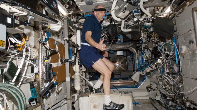 El astronauta de la NASA Don Pettit lleva a cabo el experimento VO2max utilizando el sistema CEVIS.