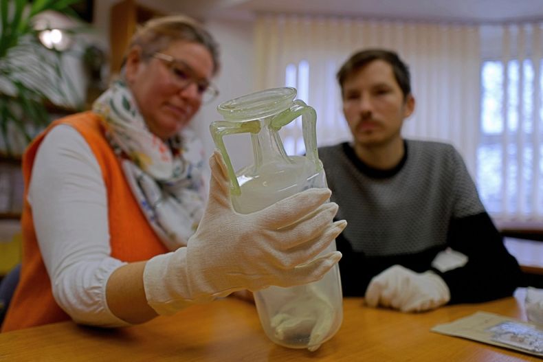 Dentro del sarcófago, junto a los restos de una joven, también se encontraban diferentes artículos en un gran estado de conservación. 