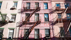 Nueva York prohíbe el alquiler de departamentos enteros durante menos de 30 días cuando no estén sus dueños. Nueva York prohíbe el alquiler de departamentos enteros durante menos de 30 días cuando no estén sus dueños.