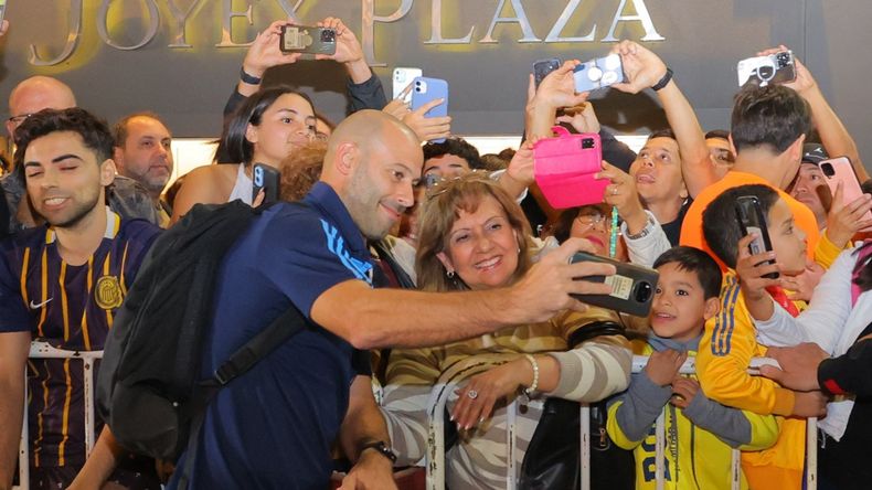 Mascherano también se sacó selfies con los hinchas.