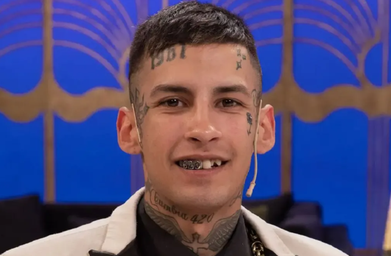 El cantante se comunica con sus seguidores en las redes sociales desde la DDI de Quilmes.
