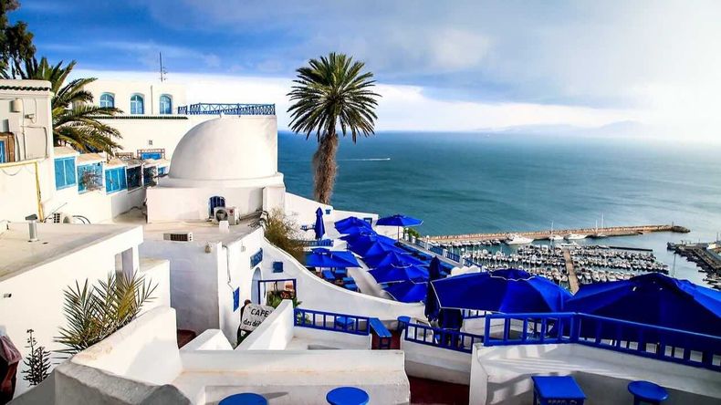 Túnez se ubica en el norte de África, en el Magreb, con una posición estratégica entre el continente y el mar Mediterráneo.