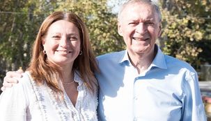 La intendenta electa de Colonia Coroya, Paola Nanini, junto al gobernador Schiaretti.