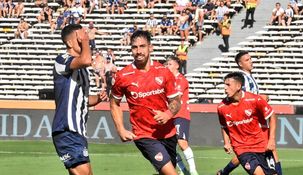 El Rojo se llevó tres puntos en su visita al Kempes. El Rojo se llevó tres puntos en su visita al Kempes.