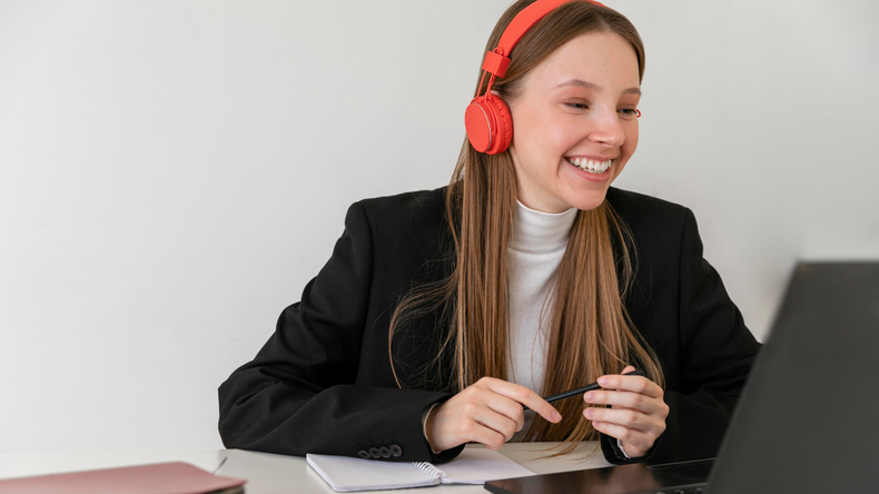 Una conversación interactiva con ChatGPT facilita el aprendizaje y la corrección de errores en inglés.