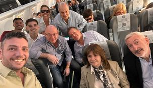 Bullrich y sus colaboradores rumbo a Santiago del Estero.