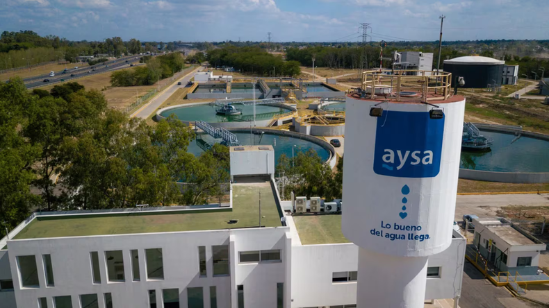 La cobertura de agua potable llega al 75% de la población y la de cloacas, al 61,7%.