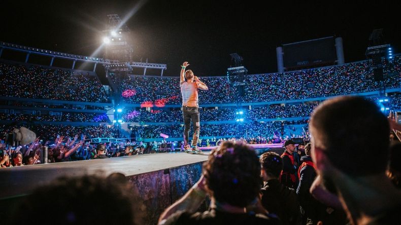 Chris Martin, líder y vocalista de Coldplay frente a sus fanáticos en uno de los 10 recitales que la banda brindó en el Monumental en 2022. 