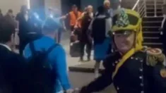 El emocionante momento que vivió un granadero tras el saludo de Messi. El emocionante momento que vivió un granadero tras el saludo de Messi.