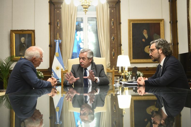 Alberto Fernández junto a Josep Borrell y Santiago Cafiero.