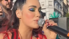 La cantante se presentó en una carroza con los colores arcoiris y cantó Motiveishon. La cantante se presentó en una carroza con los colores arcoiris y cantó Motiveishon.