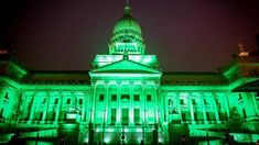 El Congreso iluminado de verde.