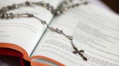 Esta guía incluye la lectura recomendada y el santo del día, invitando a los creyentes a profundizar en su espiritualidad y en la comprensión de las enseñanzas divinas. Esta guía incluye la lectura recomendada y el santo del día, invitando a los creyentes a profundizar en su espiritualidad y en la comprensión de las enseñanzas divinas.