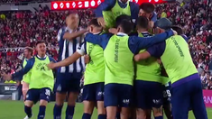 Los jugadores visitantes festejan el 1-0. Los jugadores visitantes festejan el 1-0.